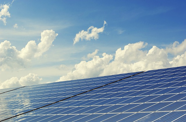 Solardächer sind eine innovative Möglichkeit, um saubere Energie zu erzeugen und gleichzeitig den Energiebedarf von Gebäuden zu reduzieren. Solardächer bestehen aus Solarzellen, die auf den Dächern von Gebäuden angebracht werden und Sonnenlicht in Elektrizität umwandeln. Diese Elektrizität kann dann direkt vom Gebäude genutzt oder in das Stromnetz eingespeist werden. Der Vorteil von Solardächern liegt darin, […]